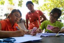 မန္တလေး အမျိုးသမီးနိုင်ငံရေးအင်အားစုများမှ မန္တလေးမြို့ပေါ်ရှိမြို့နယ်များရှိ နယ်အသီသီးမှလာပြီးအလုပ်လုပ်ကိုင်နေသော အလုပ်သမားများနှင့်မှတ်ပုံတင်မရှိသော အလုပ်သမားများကို၂၀၁၅ ခုနှစ် စက်တင်ဘာလ ၁၇ ရက်က မဲပေးခွင့်ရရှိစေရန် ကိုယ်ထူကိုထ လိုက်လံဆောင်ရွက်ပေးနေစဉ်။ ဓာတ်ပုံ ဘိုဘို မဇ္စျိမ
