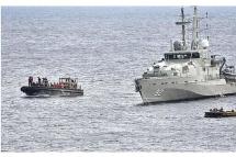သြစတြေးလျသင်္ဘောက နှင်လွှတ်လိုက်သော ခိုလှုံခွင့်ရှာဖွေသူများ တင်ဆောင်လာသည့် သင်္ဘောကို သြစတြေးလျစစ်သင်္ဘောနှင့် အတူ တွေ့ရစဉ်။ ဓာတ်ပုံ-ရိုက်တာ