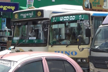 ရန်ကုန်မြို့တွင်း ပြေးဆွဲနေသည့် ခရီးသည်တင် ယာဉ်များအားတွေ့ရစဉ်။(ဓာတ်ပုံ - ရဲနိုင် လောက်ကိုင်)