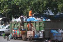 ရန်ကုန်မြို့ တာမွေမြို့နယ်ရှိ အမှိုက်သိမ်းနေသည့် စည်ပင်ဝန်ထမ်းများအား သြဂုတ်လ ၂၅ ရက်က တွေ့ရစဉ်။