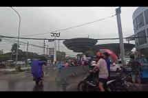 Embedded thumbnail for မန္တလေးတွင် ဓာတ်ဆီဝယ်ယူရန် မိုးရွာနေသည့်ကြားမှ တန်းစီနေရ