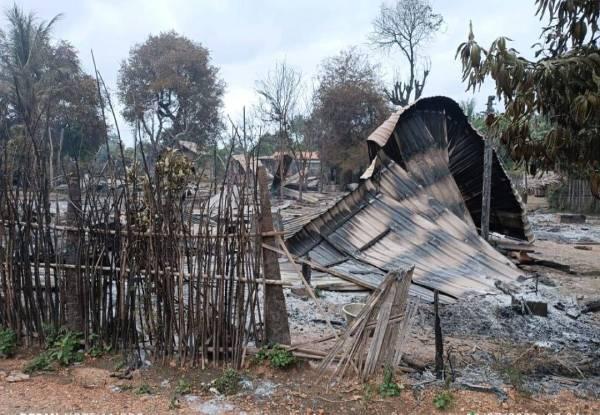 ပုံစာ။       ။ သုံးဆင့်ကန်ကျေးရွာရှိ နေအိမ်များမီးရှို့ခံထားရပုံ ၊  ဓါတ်ပုံ - ဝက်လက်မြို့နယ်လူထုသပိတ်တိုက်ပွဲ ဦးဆောင်ကော်မတီ